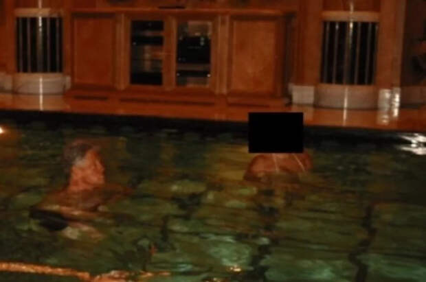 NYP: Клинтон высказался о сексе с неизвестной на фото из файлов Эпштейна