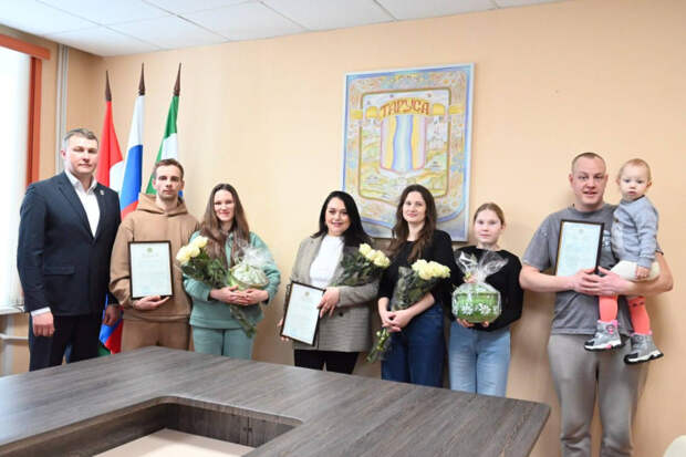 В Калужской области тоже выдали жилищные сертификаты - но именно русским многодетным семьям!