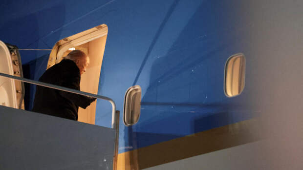 Самолет вылетевшего в Давос Трампа экстренно вернулся из-за поломки