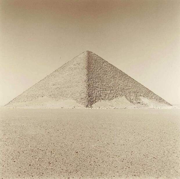 Красная пирамида, фотография Линн Дэвис, 1997 г., Музей американского искусства Уитни.
