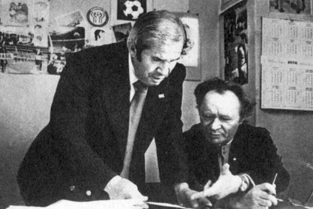 Лев Филатов (справа) и Алексей Хомич - вратарь московского 