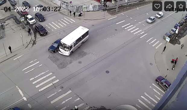 Маршрутка в Петрозаводске на большой скорости протаранирала легковушку