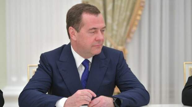 От гибели динозавров до деменции Байдена: Медведев опубликовал список из десятка «грехов» России