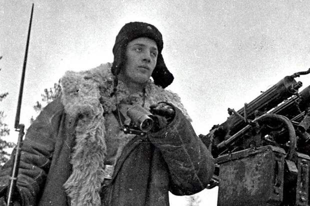 В интернете довольно распространена версия о том, что большевики скопировали шапку-ушанку у финнов