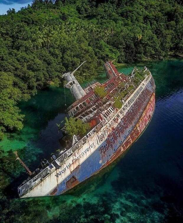 Немецкое круизное судно World Discoverer, которое наскочило на риф у Соломоновых островов 29 апреля 2000 года Немецкое круизное судно World Discoverer, которое наскочило на риф у Соломоновых островов 29 апреля 2000 года