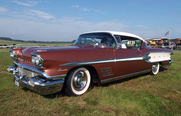 Огромный понтиак 1958 года.