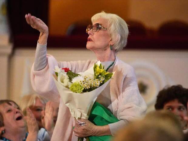 Юлия Меньшова провожает Веру Алентову в последний путь