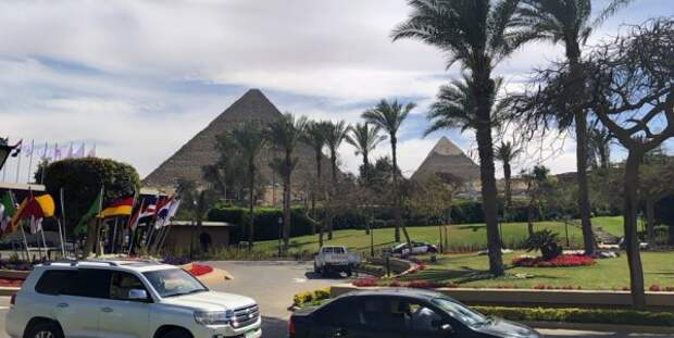 Пирамиды Гизы, Египет — вид с ближайшего курорта