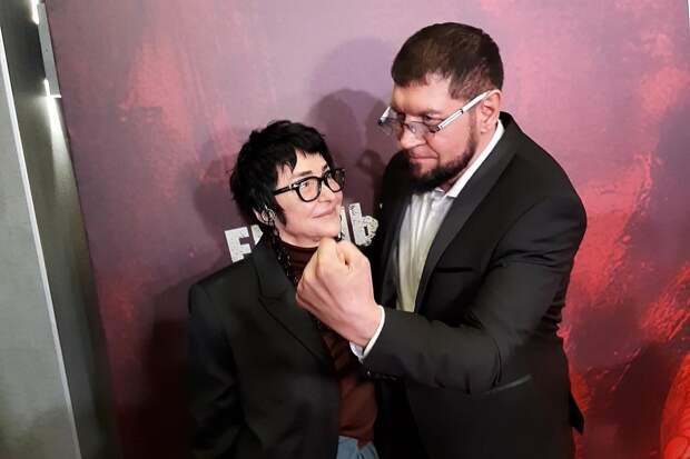 «Спасаю зависимых»: Александр Емельяненко встал с инвалидной коляски и пришёл в кино