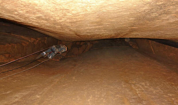 Пещера в массиве Хара Хора