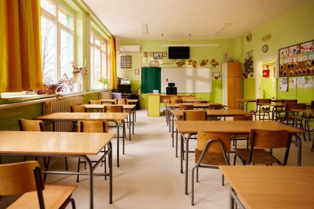 Почему в школьных классах окна всегда слева?