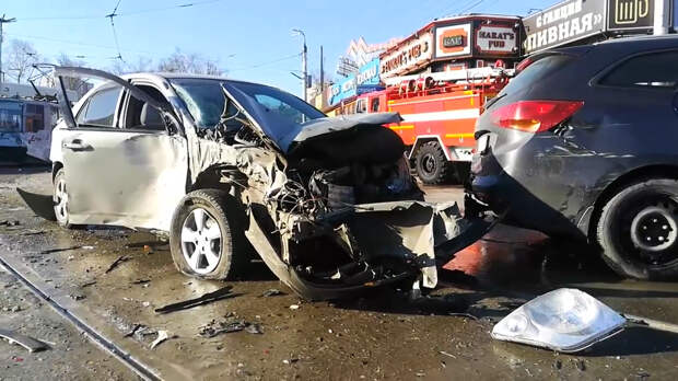 Трамвай с неисправными тормозами протаранил девять автомобилей в Иркутске. ФАН-ТВ