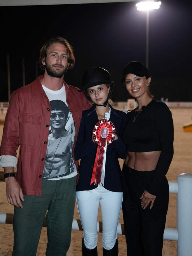 Виктория Боня показала редкое семейное фото с дочерью и Алексом Смёрфитом