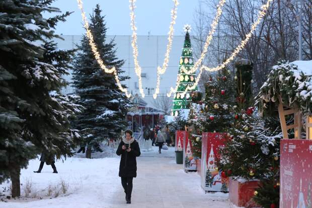 Сквер на Хачатуряна преображается к праздникам/ Ярослав Чингаев