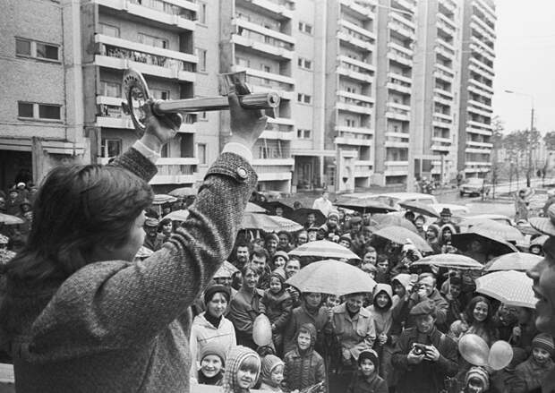 Открытие нового кооперативного дома в 1980-е. /Фото: realty.rbc.ru. Открытие нового кооперативного дома в 1980-е. /Фото: realty.rbc.ru.