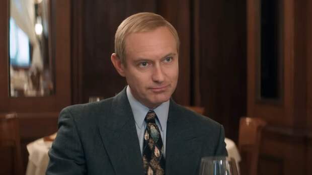 В России умер политический постмодернизм. Фото: © Х/ф "Кремлевский волшебник", реж. Оливье Ассайас, 2025