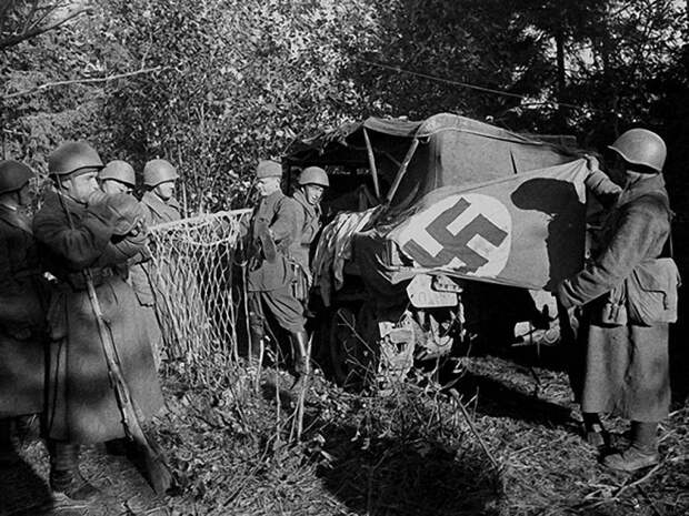 20 Захваченная штабная машина. В ней находились знамя, дамское белье, гамак, часы настольные, штабные документы. 1942 г..jpg 20 Захваченная штабная машина. В ней находились знамя, дамское белье, гамак, часы настольные, штабные документы. 1942 г..jpg