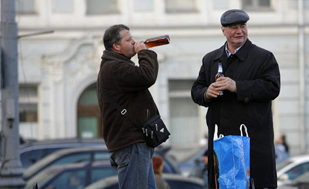 Москвичи пьют пиво на улице