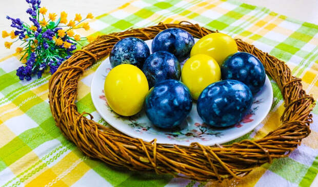 Как покрасить яйца натуральными красителями - без краски и химии