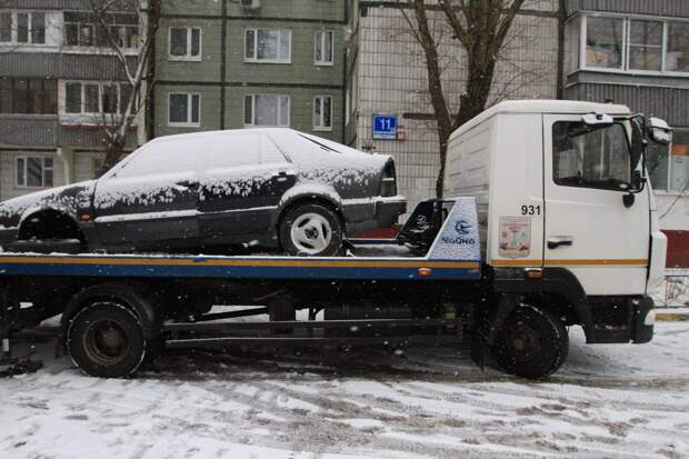 Бесхозные авто вывозят на площадку временного хранения/ Роман Балаев