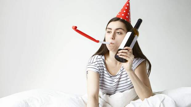 Нарколог перечислил «продлевающие страдания» народные методы борьбы с похмельем