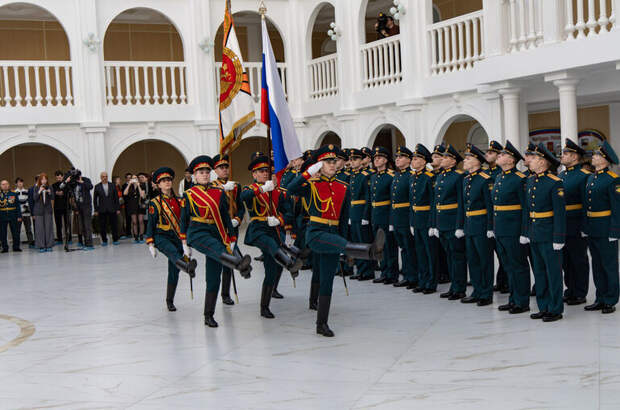 В Красноярске выпускники получили дипломы и лейтенантские погоны