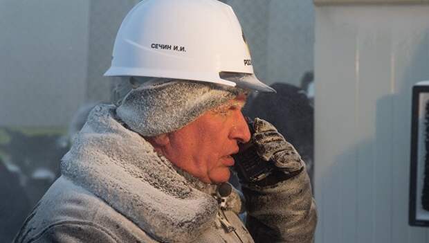 Игорь Сечин во время старта поискового бурения скважины Центрально-Ольгинская-1
