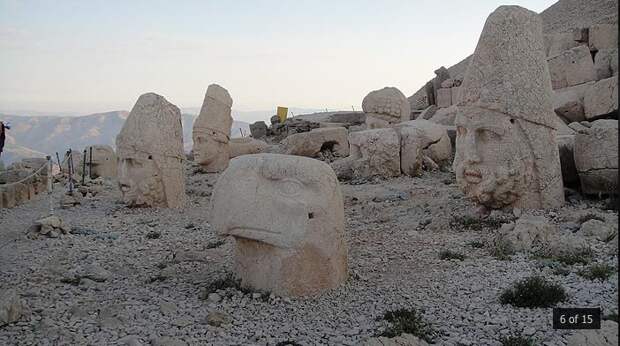 Пятидесятиметровый курган Антиоха на вершине горы Нимрут