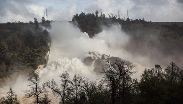 Плотина Oroville в Калифорнии