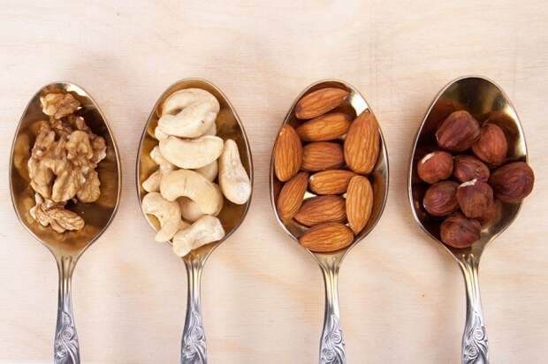 Орехи нельзя есть на ночь из-за высокой калорийности. / Фото: 1000listnik.ru