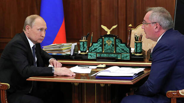 Владимир Путин и генеральный директор госкорпорации Роскосмос Дмитрий Рогозин во время встречи. 1 августа 2019