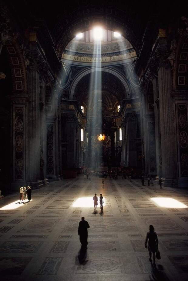 Лучи солнечного света освещают базилику и ее мозаичный пол в Ватикане, 1971 год. история, классика, фото