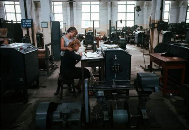 Женский труд на местной фабрике