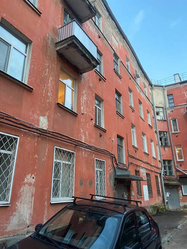 В Твери из окна на втором этаже упала 2-летняя девочка