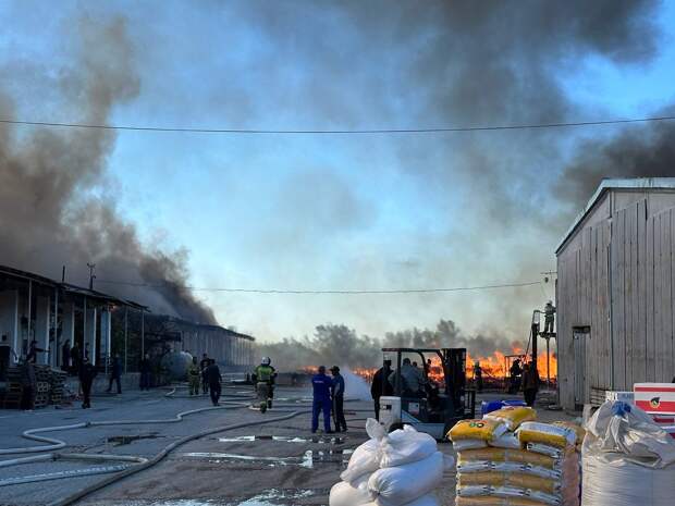 В Нижнегорском районе горит склад
