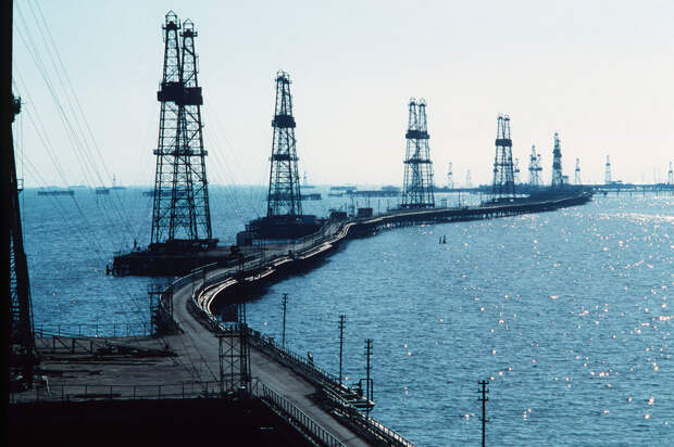 Нефтяные вышки на Каспийском море в Азербайджане. Нефтяные вышки на Каспийском море в Азербайджане.