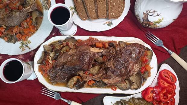 Бобрятина, тушенная с овощами