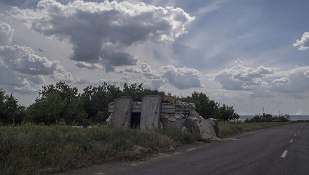 Брошенный блок-пост на дороге Донецк - Горловка. Архивное фото