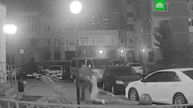 «Пап, пожалуйста!»: сын не дал отцу зарезать мать возле подъезда