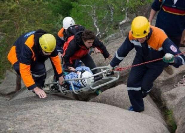 Туристка упала со скалы в парке "Красноярские Столбы" и разбилась насмерть