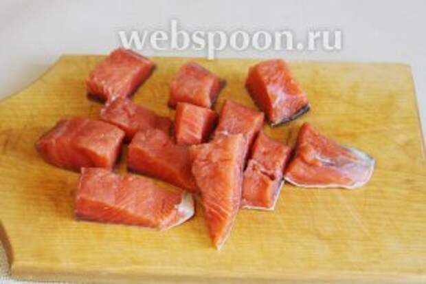 Горбушу промыть, высушить и порезать крупными кубиками.