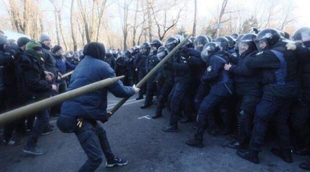 Стычки радикалов с полицией расползлись по Киеву украина, радикалы, полиция
