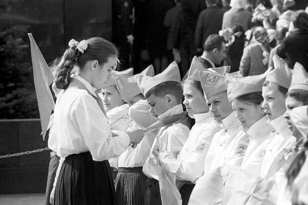 «Это была движуха и тусовка» 100 лет назад в СССР появились пионеры. Ради чего миллионы детей надевали красный галстук?