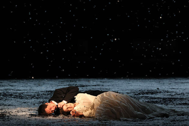 Сцена из спектакля «Анна Каренина»