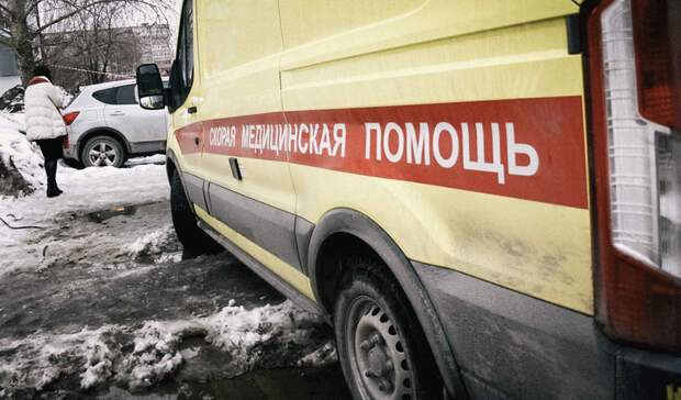 В Ижевске скорая помощь с экстренным пациентом застряла во дворе на нечищеной дороге