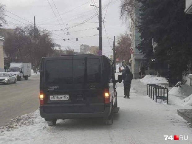 Микроавтобус с провокационными номерами оштрафовали за парковку на тротуаре в Челябинске