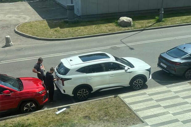 "Автопоток": на столичной парковке случайно заметили новую модель "Москвич 8"
