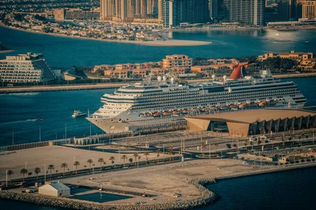 Российские туристы покинули застрявший круизный лайнер в Дубае из-за ухудшения самочувствия сына