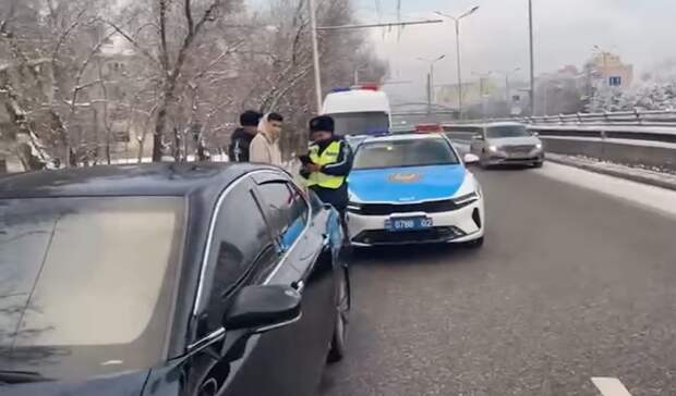 В Алматы остановили автомобиль с запрещённой тонировкой