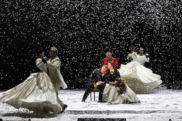 Сцена из спектакля «Анна Каренина»